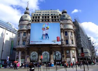 Jak zoptymalizować wydajność i żywotność monitorów reklamowych?