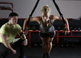 Trener personalny – zawód dla pasjonatów fitness woman doing exercise