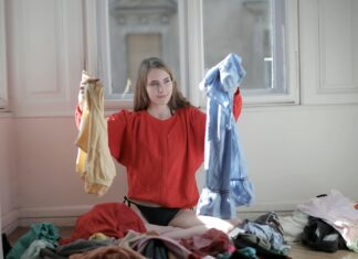 Nowy obowiązek selektywnego zbierania odpadów z tekstyliów i odzieży woman in red long sleeve shirt holding her clothes