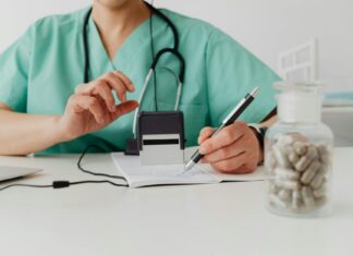 Brakowanie dokumentacji medycznej w Tomaszowie Mazowieckim – między obowiązkiem a odpowiedzialnością Lekarz wystawiający receptę - ten format dokumentu również podlega brakowaniu dokumentacji medycznej.