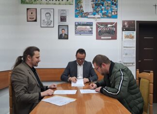 Podpisanie umowy na budowę świetlicy wiejskiej w Żądłowicach