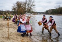 Śmigus-dyngus: Historia, tradycje i ewolucja Lanego Poniedziałku na przestrzeni lat