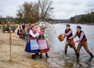 Śmigus-dyngus: Historia, tradycje i ewolucja Lanego Poniedziałku na przestrzeni lat