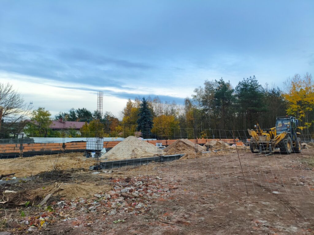 Pierwsze warstwy ścian i materiały na budowie marketu Dino w Inowłodzu