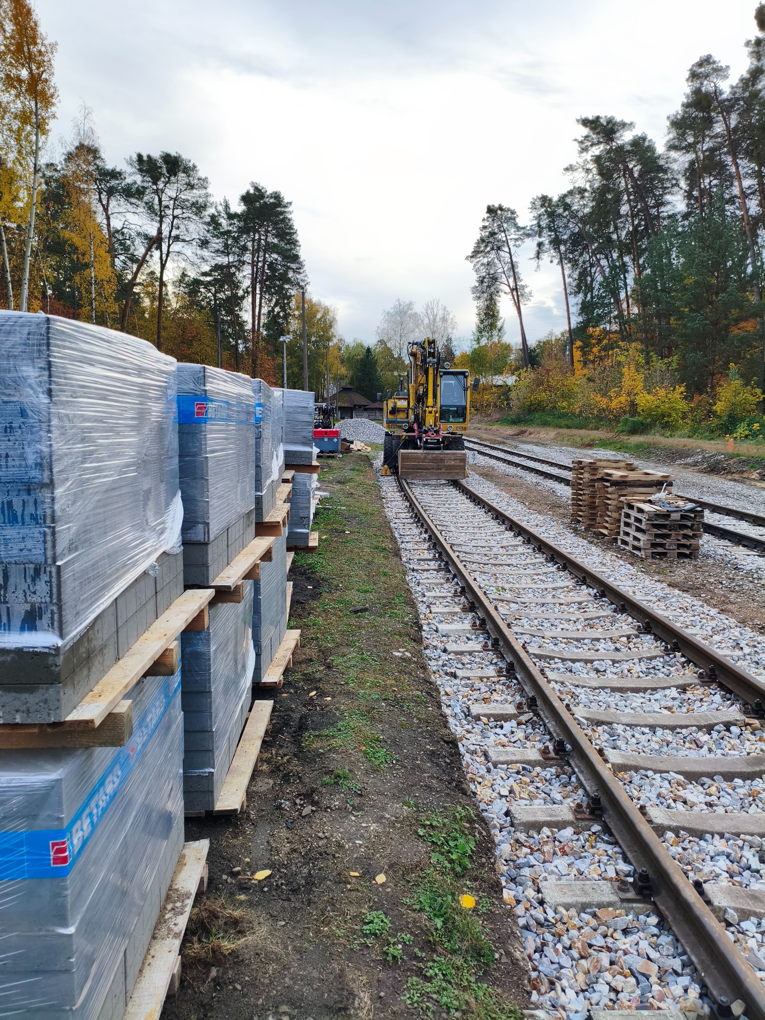 Materiały i koparka przy przebudowywanym peronie w Spale