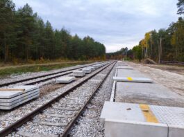 Trwa przebudowa przystanku kolejowego w Spale. Powstaje nowy peron Konstrukcja peronu i płyty z żółtymi oznaczeniami przy torach w Spale